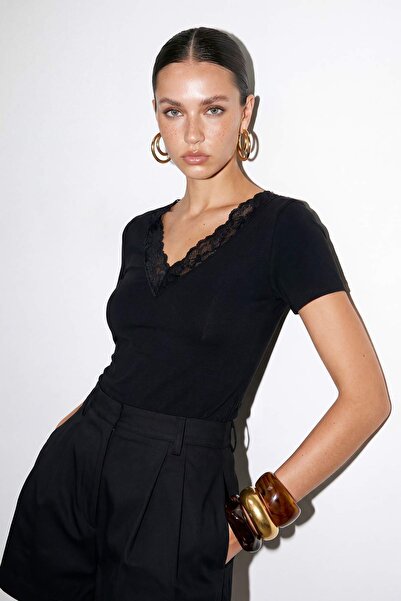 Drop by TrendyolMilla Crna čipkasta bluza od likre sa V-izrezom TDRSS26BZ00050