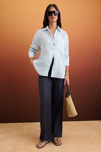 Trendyol Kollektion Blaues, 100 % Leinen-Oversize-Hemd mit Taschendetail TWOS...