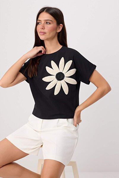 Trendyol Collection Tricou negru cu flori, cu mânecă scurtă, croială normală,...