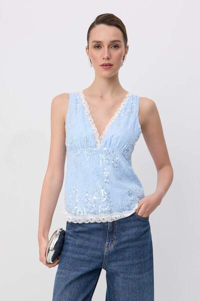 Trendyol Collection بلوزة حفلات باللون الأزرق الفاتح مزينة بالترتر والدانتيل ...