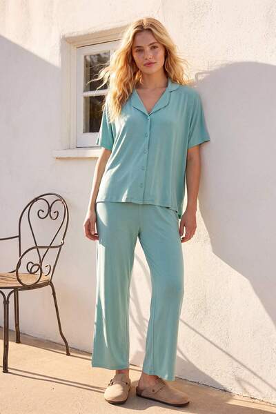 Trendyol Kollektion Mintfarbenes, bequemes Viskose-Strickpyjama-Set THMSS25PT...