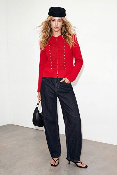 Drop by TrendyolMilla سترة قصيرة مطرزة بأزرار باللون الأحمر من نابليون TDRSS2...