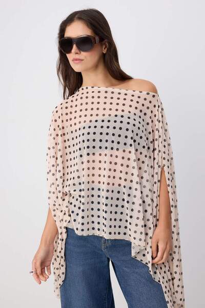 Trendyol Kollektion Ecru Polka Dot Oversize-Bluse mit U-Boot-Ausschnitt und F...