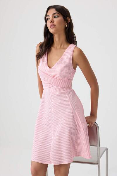 Trendyol Collection فستان قصير/ميني منسوج بخط A/شكل جرس مزين بخطوط وردية اللو...