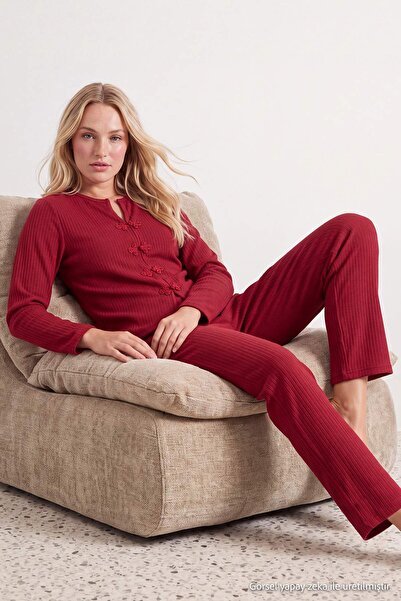 Trendyol Collection طقم بيجامة منسوجة ناعمة مزودة بأزرار صينية باللون العنابي...