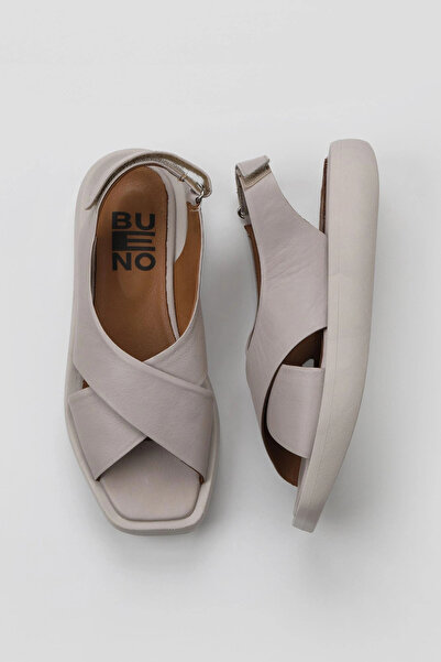 Bueno Shoes Γκρι δερμάτινα γυναικεία φλατ σανδάλια 01wy1012