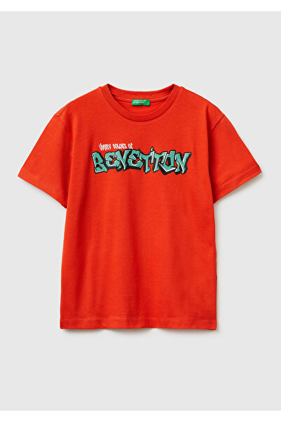 United Colors of Benetton تي شيرت للأولاد ذو ياقة دائرية مطبوع عليه شعار بالل...