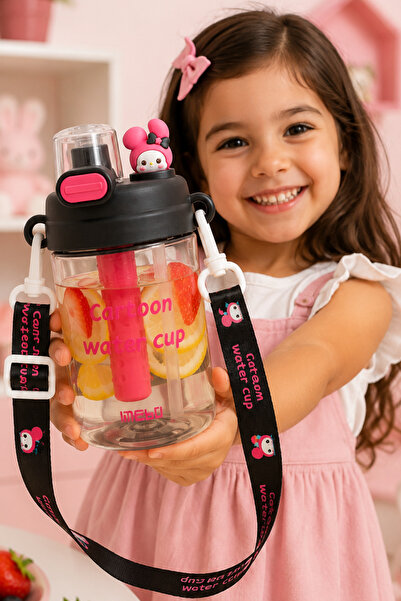 M&B WATER BOTTLE Sevimli Figürlü ve Boyun Askılı Çocuk Matarası - 750 ml Pipe...