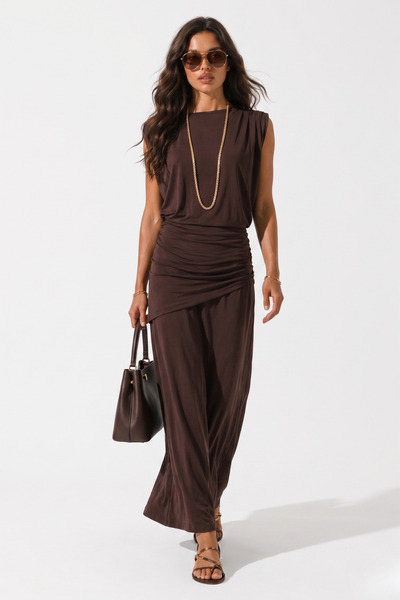 By Yaren Yazıcı Γυναικείο μάξι φόρεμα σε καφέ χρώμα με λαιμόκοψη καγιόκαμπα κ...