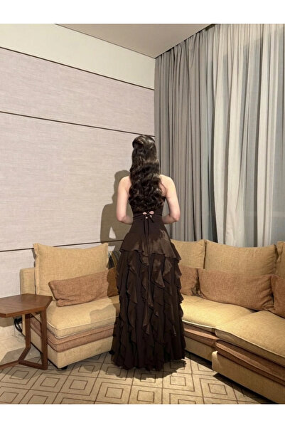 elin فستان سهرة بني بطبقات كشكش أنيقة