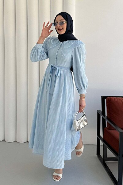 Modaensarbutik Bebe Yaka Organze Nakışlı Yarım Düğmeli Tesettür Elbise-MAVİ