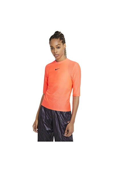 Nike Women's Short-Sleeve Sportswear Icon Clash T-Shirt L