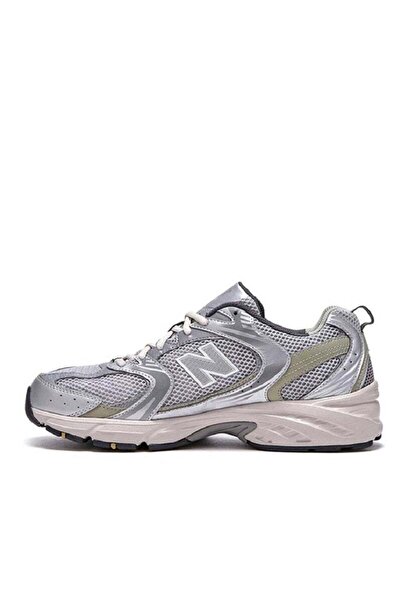 New Balance x Staud حذاء رياضي كاجوال 530 من Athlesiure باللون الفضي/الرمادي