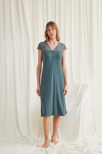 civetta Large Size Nightgown with Lace on the Sleeves, Collar, and Front Buttons