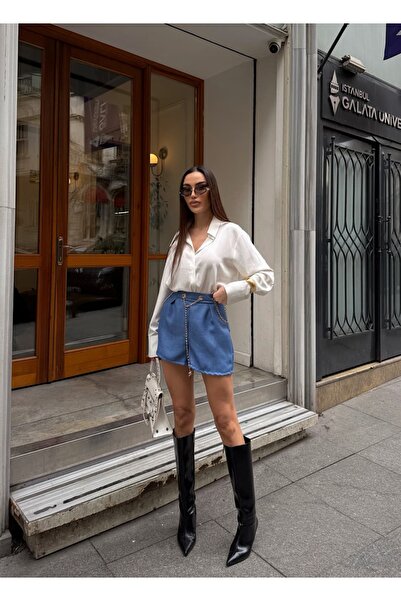 Caddebostan Moda شورت قصير عالي الخصر مع تفاصيل عين الطائر وحزام سلسلة