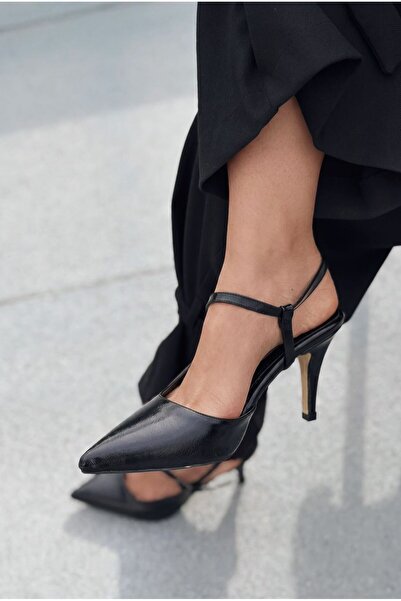 I Love Shoes حذاء نسائي من لورينت مصنوع من الجلد الأسود المجعد