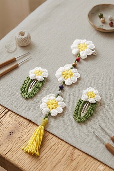 GRI MOR TEKSTIL Hand Knitted 3-Piece Daisy Patterned Bow and Clasp Set