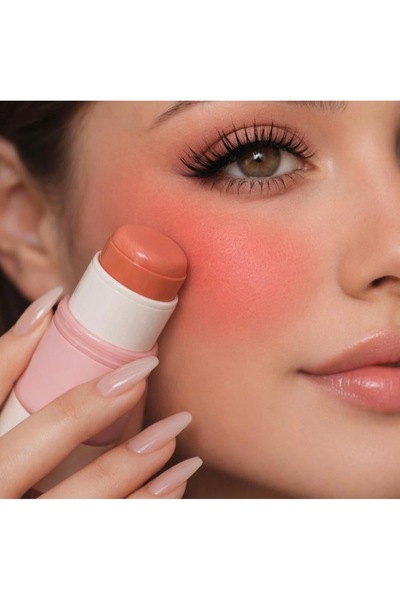 flor beauty Cream Blush No. 104 That Gives You a Soft Gradient Color That Gli...