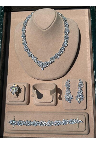 rive.jewelry Işıltılı zirkon taşları ve zarif çiçek motifli tasarımıyla Zirko...