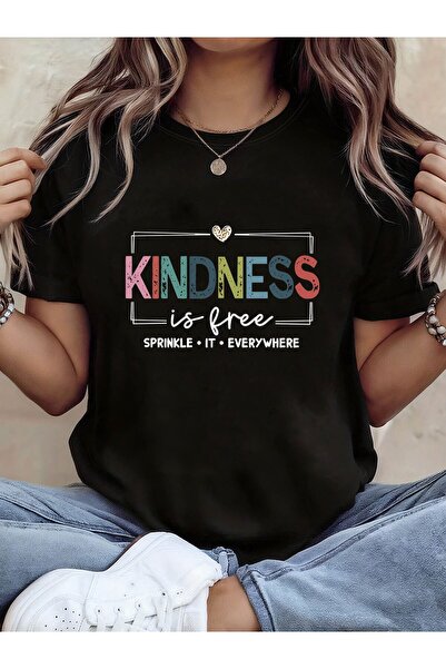 799 تي شيرت نسائي بطبعة "Kindness Is Free" بأكمام قصيرة وياقة دائرية، مع طباع...
