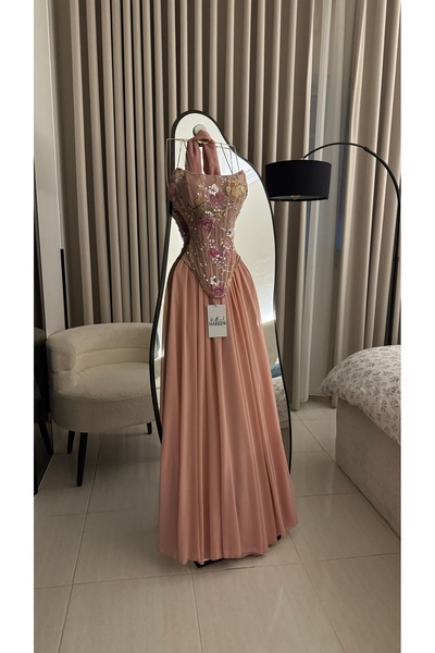 Nareen Fashion فستان سهرة راقٍ بلون وردي هادئ يجمع بين الأنوثة والفخامة