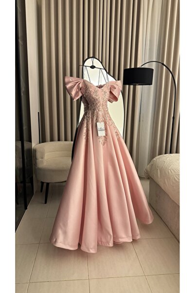 Nareen Fashion فستان سهرة فاخر بلون وردي ناعم يجسد الأناقة والرقي في كل تفصيلة.