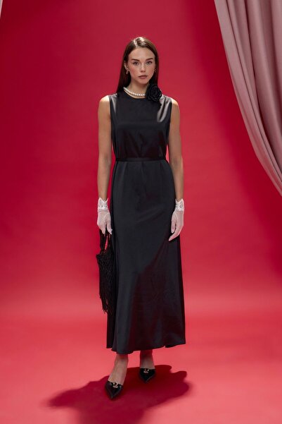 Birgül Bektaş Черна сатенена рокля без ръкави