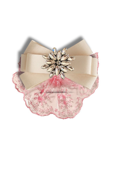 pegu baby collection بروش بتصميم خاص من الدانتيل الوردي الفاخر، بروش يُلبس عل...