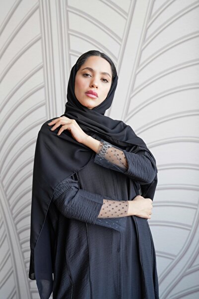 outline عباية سوداء صيفية بأكمام تول منقط