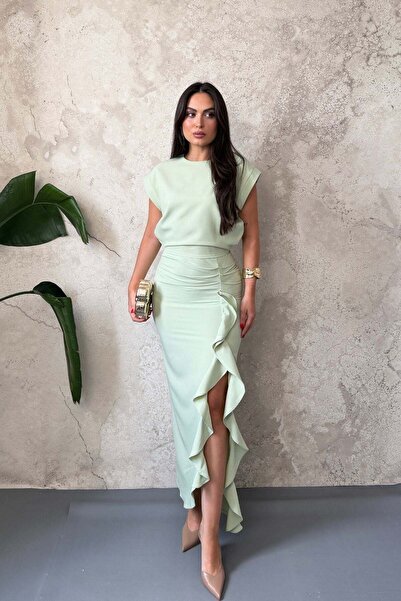 Elbee Fashion Woman Φόρεμα Άτλας με μέρινο βολάν μπροστά στον ώμο