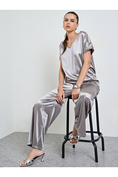 Take Two By Styli طقم متناسق من قطعتين: بلوزة رمادية ذات ياقة على شكل V وبنطل...