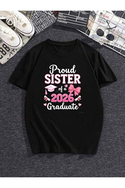 25W تي شيرت تخرج دفعة 2026، مطبوع عليه "Proud Sister" باللون الوردي، فضفاض لل...