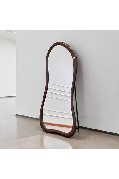 Estilo مرآة طولية أرضية بتصميم انسيابي مجسم وحافات خشبية أنيقة
