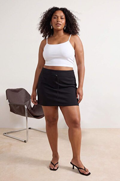Trendyol Curve Schwarzer, schmaler Gürtel, detaillierter Mini-Shorts-Rock, Sh...