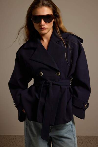 Trendyol Kollektion Marineblauer, zweireihiger, kurzer Trenchcoat mit Schnüru...