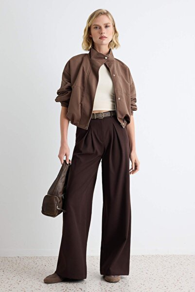 Trendyol Collection بنطلون قماشي بني اللون واسع الساقين مع ثنيات TWOAW27PL00035