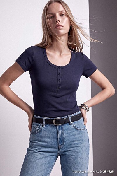 Trendyol Collection تي شيرت محبوك ذو ياقة دائرية وأزرار باللون الأزرق الداكن ...