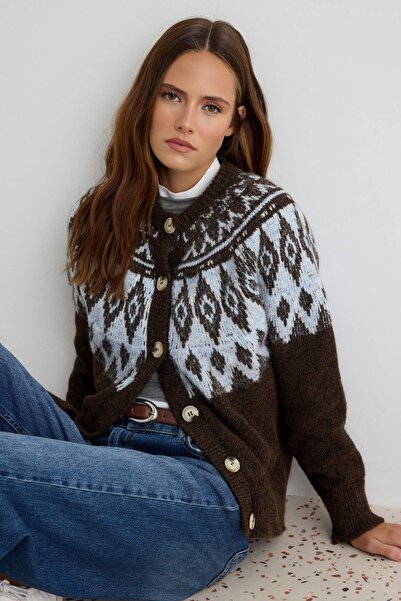 Trendyol Collection كارديجان من الصوف المنقوش ذو ملمس ناعم باللون البني TWOAW...