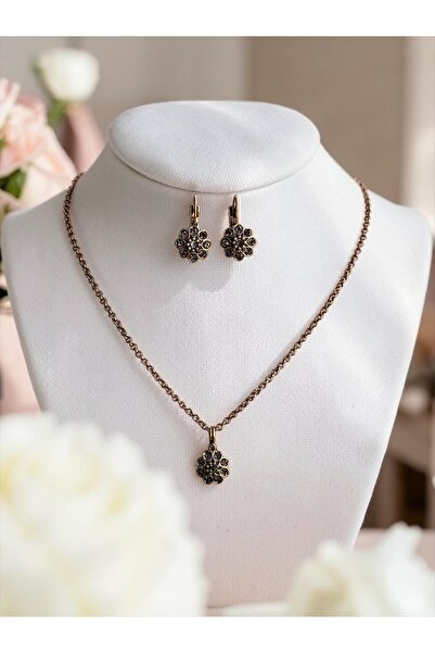 FAYRA ACCESSORIES طقم أقراط وقلادة من الكريستال على شكل زهرة الأقحوان مرصّع ب...