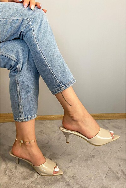 Preshley Γυναικείες παντόφλες Moris Beige λουστρίνι 7 cm με λεπτό τακούνι με ...