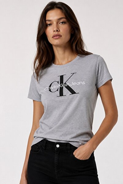 Calvin Klein تي شيرت CK نسائي - تي شيرت بقصة ضيقة منقوش عليه حرف Monogram