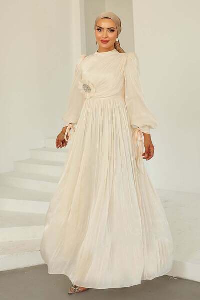 Olcay Yoryo Seiden-Tesettür-Abendkleid mit Falten und Steinbesatz, detaillier...