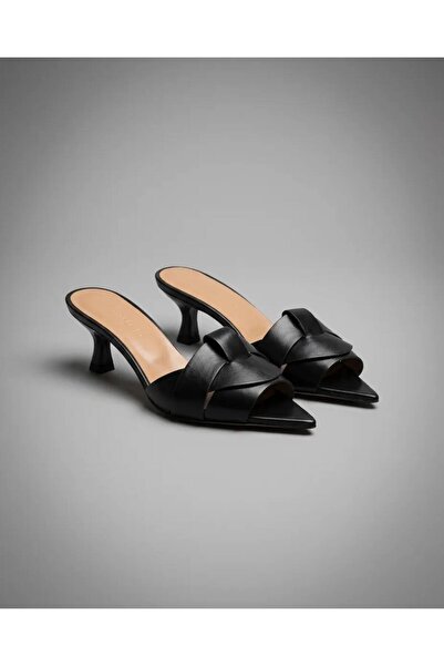 diya shoes حذاء نسائي من Ugio ذو حزام متقاطع ومقدمة مدببة وكعب 3.5 سم - حذاء مول