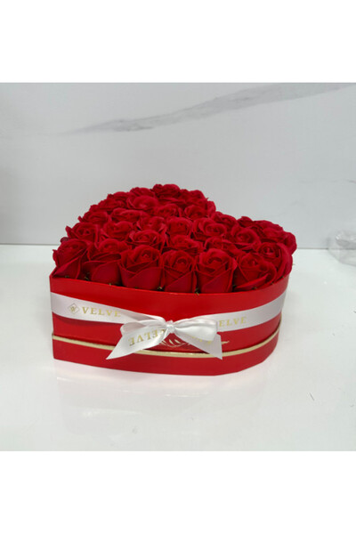 velve Aranjament floral Simply Roses cutie inima cu 33 trandafiri de sapun ro...