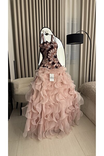 Nareen Fashion فستان سهرة فاخر بتصميم أنثوي ساحر، يجمع بين التطريز اللامع بتف...