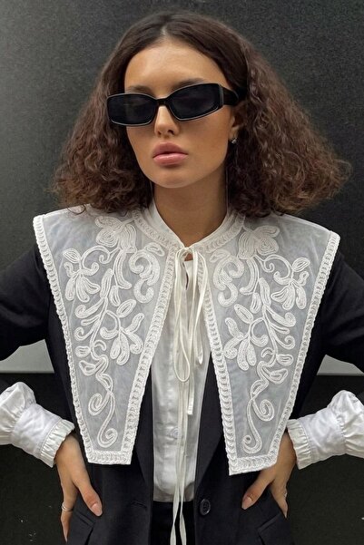 The Champ Clothing إكسسوار شال نسائي من ليورا بلانك مطرز باللون الأبيض - قابل...