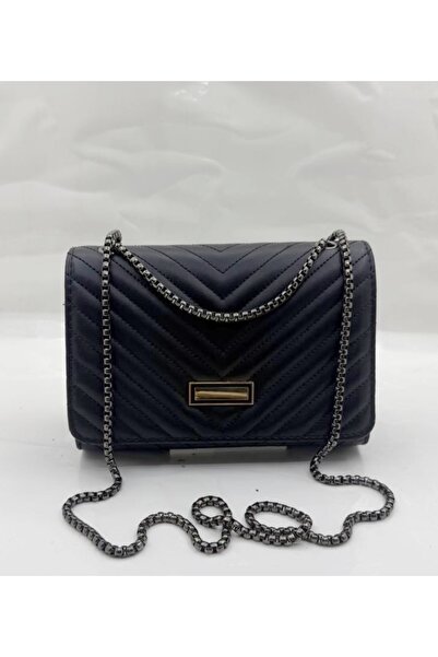 MAC&MOS The woman's black shoulder bag.