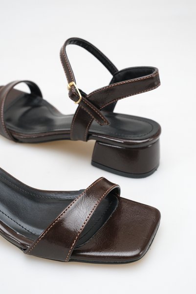 CalzatureM Coffee-Colored Wrinkled Low-Heel Evening Dress Sandals Shoes