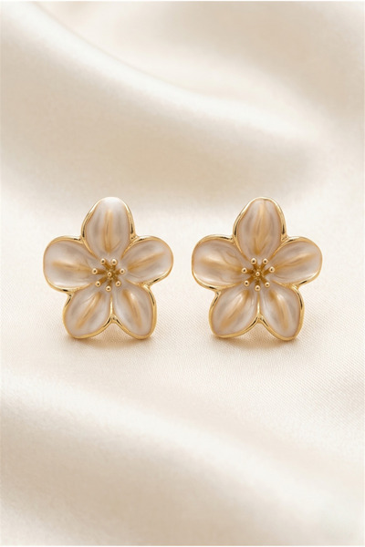 Pelin Aksesuar Ecru Enamel Flower Figured Gold Color Elegant Nail Earrings