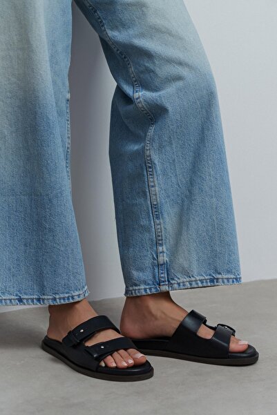 NİŞANTAŞI SHOES شبشب نسائي أسود لطيف غير لامع ذو شريط مزدوج ونعل مسطح